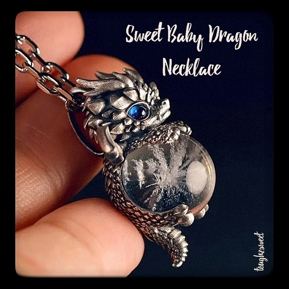 🆕️ADORABLE BABY DRAGON CLUTCHING HIS STARBURST GEM PENDANT NECKLACE - Picture 1 of 8